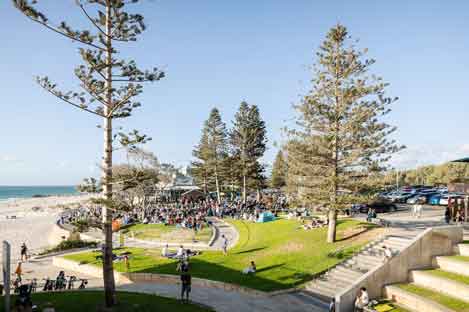 beach front, sunny day, crowd of people